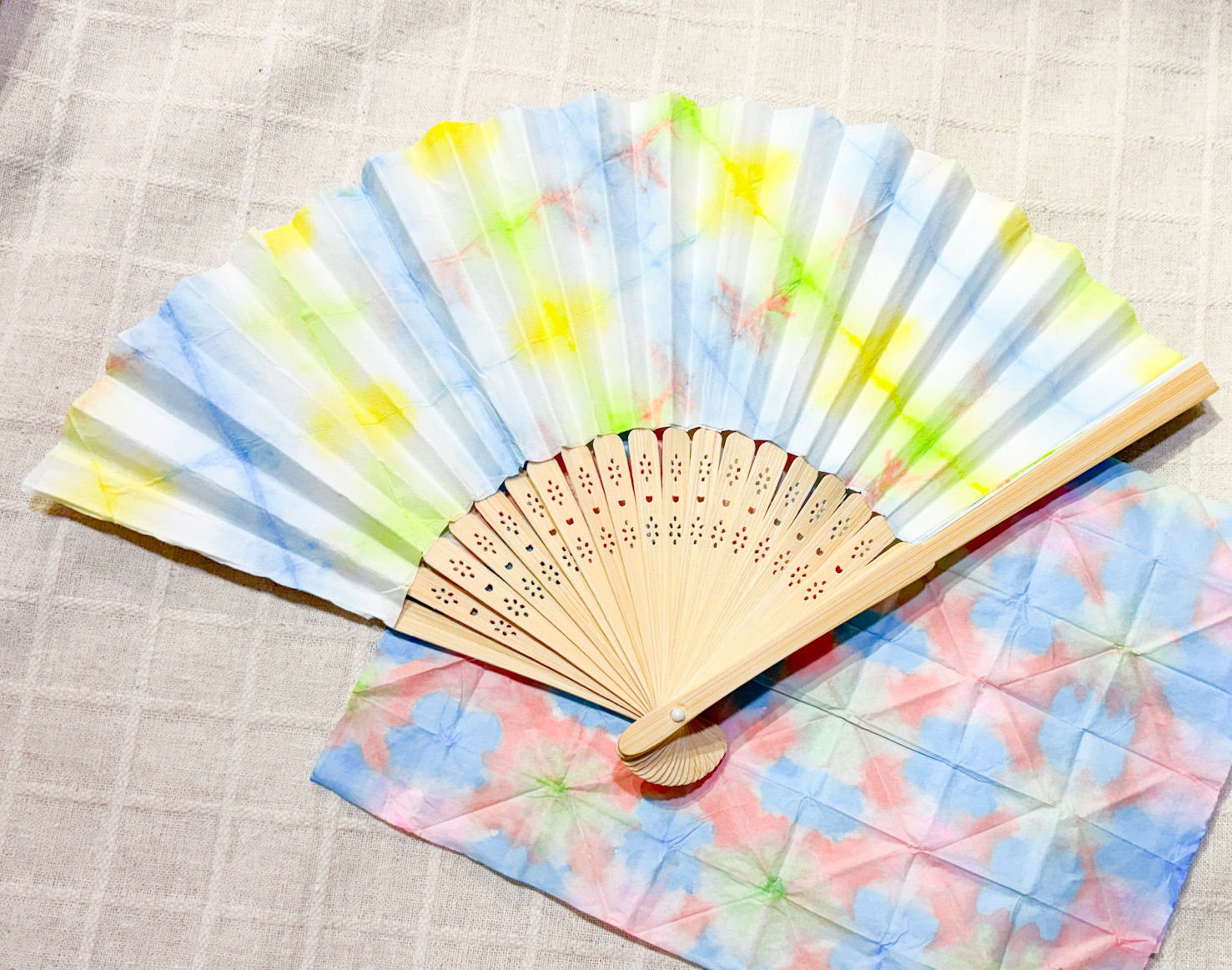 親子サロンでかんたん工作タイム 折染めで彩る「夏色扇子」(8月6日)