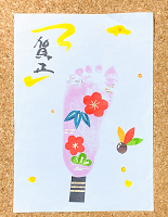 ママサロンでかんたん工作タイム「羽子板の足形スタンプアート」